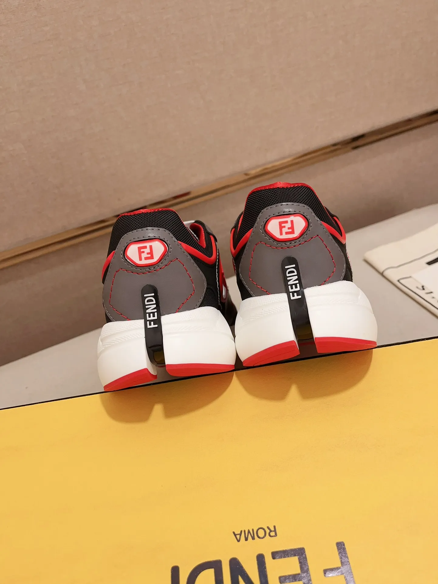 Men's shoes💰: 760💰(Higher version) [Fendi] Fendi's latest casual shoes for men! Available at counters simultaneously! A one-to-one replica of the original. Made entirely of imported top-grain calfskin, the interior is made of top-grain water-dyed cowhide, and the original factory-supplied rubber outsole. Leading new fashion concepts. Matching code: 39-44. 38.45 can be customized and cannot be returned or exchanged!